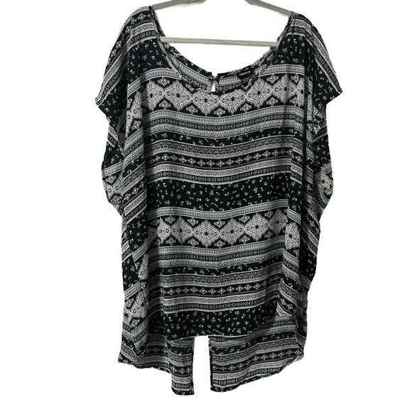NWT Torrid Black and White Geometric Tunic Plus Size 4X Tribal Aztec Boho - Picture 1 of 6
